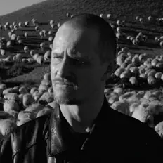 Poslechněte si interpreta MIMIKO, sledujte hudební videa, přečtěte si životopis, podívejte se na data turné a další informace.