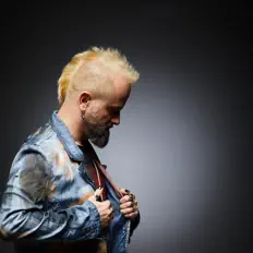 Escucha a Lacca, mira videos musicales, lee su biografía, consulta las fechas de las gira y más.