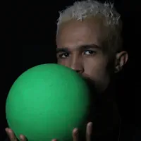 undefinedを聴いたり、ミュージックビデオを鑑賞したり、経歴やツアー日程などを確認したりしましょう！