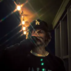 JSTN!を聴いたり、ミュージックビデオを鑑賞したり、経歴やツアー日程などを確認したりしましょう！