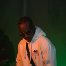 SKG을(를) 듣고, 뮤직 비디오를 보고, 약력을 읽고, 투어 일정 등을 확인하세요!