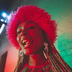 聆聽 Thandi Phoenix、觀看音樂影片、閱讀小傳、查看巡演日期等！