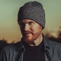 Poslechněte si interpreta undefined, sledujte hudební videa, přečtěte si životopis, podívejte se na data turné a další informace.