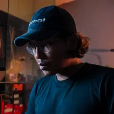 VibeSyntheticを聴いたり、ミュージックビデオを鑑賞したり、経歴やツアー日程などを確認したりしましょう！