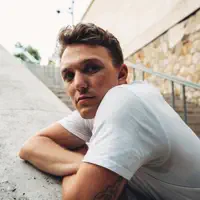 Posłuchaj wykonawcy undefined, obejrzyj teledyski, przeczytaj biografię, zobacz daty tras koncertowych i nie tylko!