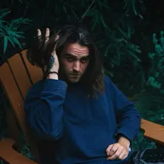 Posłuchaj wykonawcy QUINCY, obejrzyj teledyski, przeczytaj biografię, zobacz daty tras koncertowych i nie tylko!