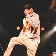 收听 Gloop、观看音乐视频、阅读小传、查看巡演日期等 ！