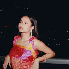 Anushka Bibi सुनें, म्यूज़िक वीडियो देखें, बायो पढ़ें, दौरे की तारीखें और बहुत कुछ देखें!