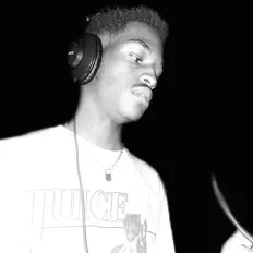 Hör dir udgAR an, schau dir Musikvideos an, lies die Biografie, finde Tourdaten und mehr!