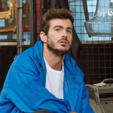 choriを聴いたり、ミュージックビデオを鑑賞したり、経歴やツアー日程などを確認したりしましょう！