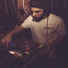 Posłuchaj wykonawcy Dos, obejrzyj teledyski, przeczytaj biografię, zobacz daty tras koncertowych i nie tylko!