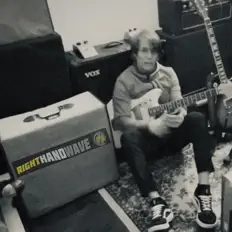 Dengarkan RightHandWave, tonton video musik, baca bio, lihat tanggal tur & lainnya!