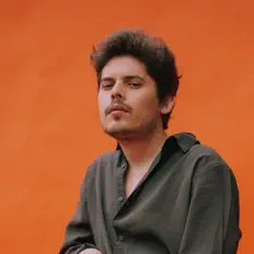 聆聽 Ahmet Hatipoğlu、觀看音樂影片、閱讀小傳、查看巡演日期等！