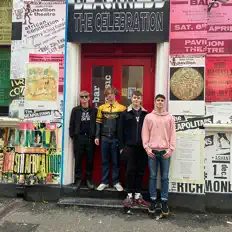 Posłuchaj wykonawcy The Kicks, obejrzyj teledyski, przeczytaj biografię, zobacz daty tras koncertowych i nie tylko!