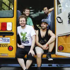 聆聽 Les Conards à l'Orange、觀看音樂影片、閱讀小傳、查看巡演日期等！