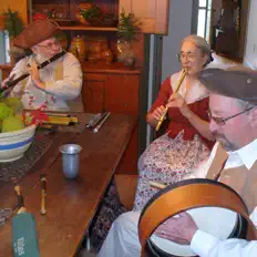 收听 Colonial Hearth Players、观看音乐视频、阅读小传、查看巡演日期等 ！