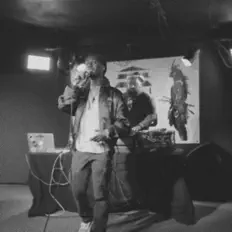 聆聽 deegeecee、觀看音樂影片、閱讀小傳、查看巡演日期等！