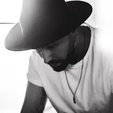 Ouve Davide Mogavero, vê vídeos de música, lê a biografia, vê as datas da digressão e muito mais!