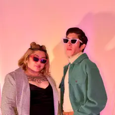 收听 WeAreKass、观看音乐视频、阅读小传、查看巡演日期等 ！