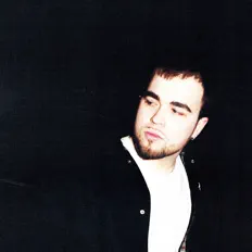 聆聽 Mobless、觀看音樂影片、閱讀小傳、查看巡演日期等！