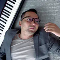 undefined dinle, müzik videolarını izle, biyografisini oku, tur tarihlerini ve daha fazlasını gör!