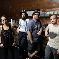 Écoutez undefined, regardez des vidéoclips, lisez la biographie, consultez les dates de tournée et plus encore !