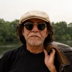 Poslechněte si interpreta Segovita, sledujte hudební videa, přečtěte si životopis, podívejte se na data turné a další informace.