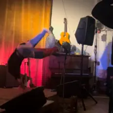 Poslechněte si interpreta ACE06, sledujte hudební videa, přečtěte si životopis, podívejte se na data turné a další informace.