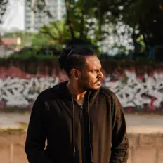 收听 Kbmusic、观看音乐视频、阅读小传、查看巡演日期等 ！