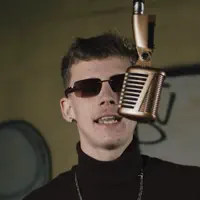 Poslechněte si interpreta undefined, sledujte hudební videa, přečtěte si životopis, podívejte se na data turné a další informace.