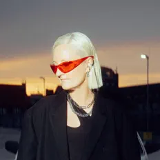 Sonya dinle, müzik videolarını izle, biyografisini oku, tur tarihlerini ve daha fazlasını gör!