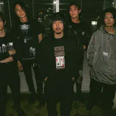 聆聽 Decasion、觀看音樂影片、閱讀小傳、查看巡演日期等！