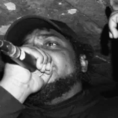 Poslechněte si interpreta Solsa, sledujte hudební videa, přečtěte si životopis, podívejte se na data turné a další informace.