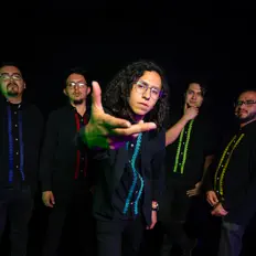Dengarkan Chmek, tonton video musik, baca bio, lihat tanggal tur & lainnya!