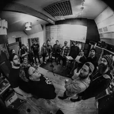 聆聽 Black Bear Boxer、觀看音樂影片、閱讀小傳、查看巡演日期等！