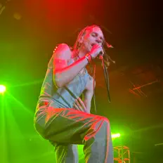 聆聽 Ezra The Artist、觀看音樂影片、閱讀小傳、查看巡演日期等！