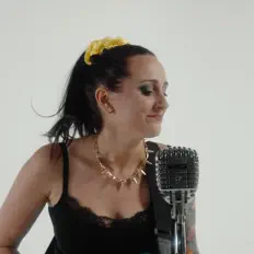 收听 Caroline Van Roos、观看音乐视频、阅读小传、查看巡演日期等 ！