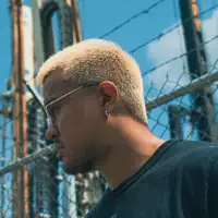 聆聽 undefined、觀看音樂影片、閱讀小傳、查看巡演日期等！