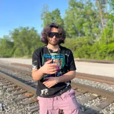 Elliot Skyfall Houseを聴いたり、ミュージックビデオを鑑賞したり、経歴やツアー日程などを確認したりしましょう！