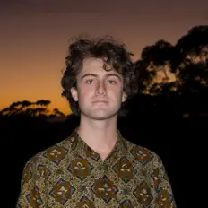 聆聽 Yarnie、觀看音樂影片、閱讀小傳、查看巡演日期等！