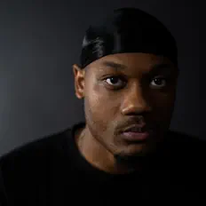 聆聽 LADJEE、觀看音樂影片、閱讀小傳、查看巡演日期等！