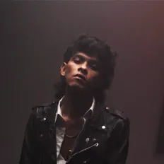 收听 Rudeen、观看音乐视频、阅读小传、查看巡演日期等 ！