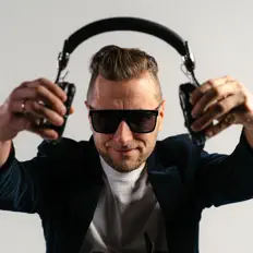 DJ Ugaを聴いたり、ミュージックビデオを鑑賞したり、経歴やツアー日程などを確認したりしましょう！