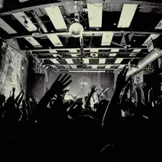 Chrmng, सुनें, म्यूज़िक वीडियो देखें, बायो पढ़ें, दौरे की तारीखें और बहुत कुछ देखें!