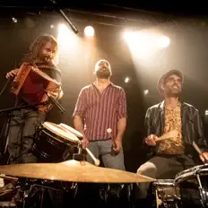 Escucha a 5 Marionnettes Sur Ton Théâtre, mira vídeos musicales, lee la biografía, consulta fechas de giras y mucho más.