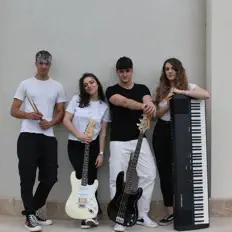 聆聽 pparanoisee、觀看音樂影片、閱讀小傳、查看巡演日期等！