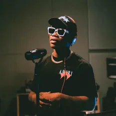 Ouça Nyus, assista a videoclipes, leia a biografia, veja as datas das turnês e mais!