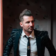聆聽 Secondhand Serenade、觀看音樂影片、閱讀小傳、查看巡演日期等！
