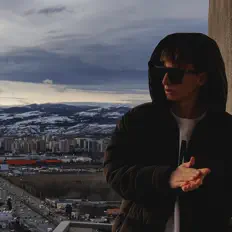 Luister naar GLOWUP, bekijk muziekvideo's, lees de bio, bekijk de tourdata, en meer!