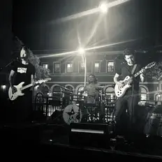 Luister naar Decadents, bekijk muziekvideo's, lees de bio, bekijk de tourdata, en meer!